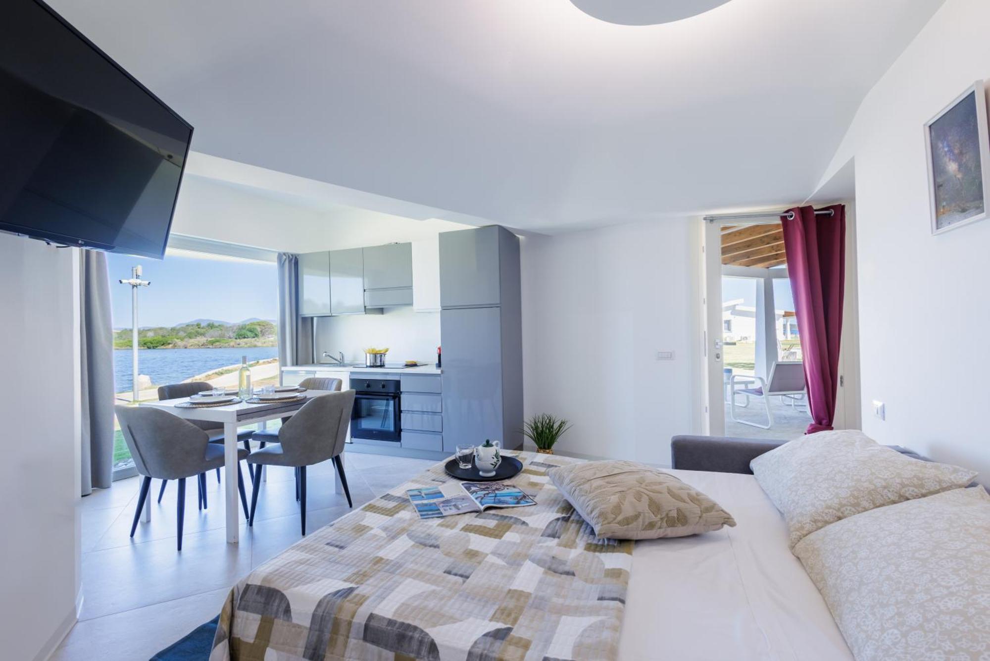 One-Bedroom Apartment Lake View