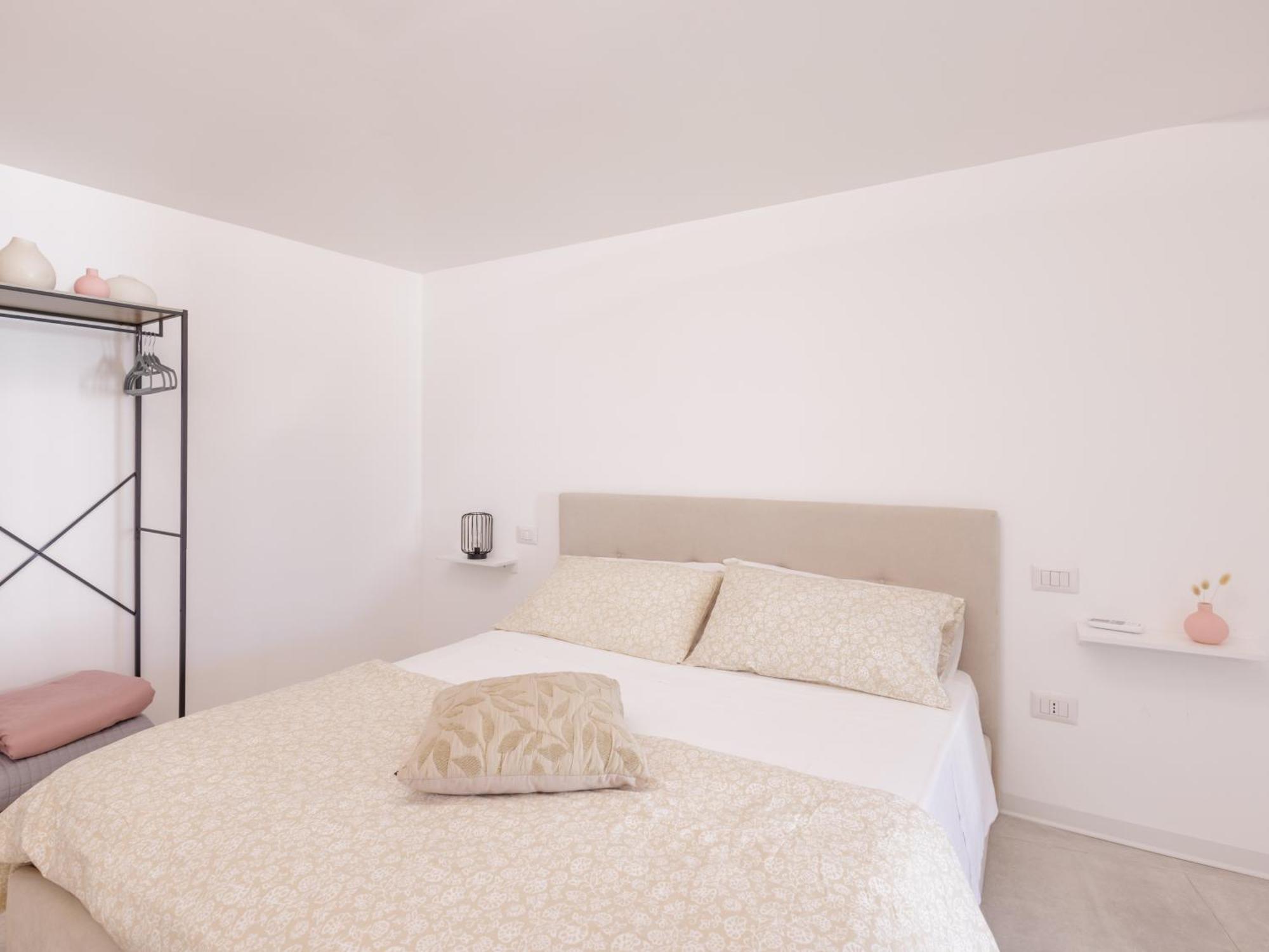 One-Bedroom Apartment Lake View