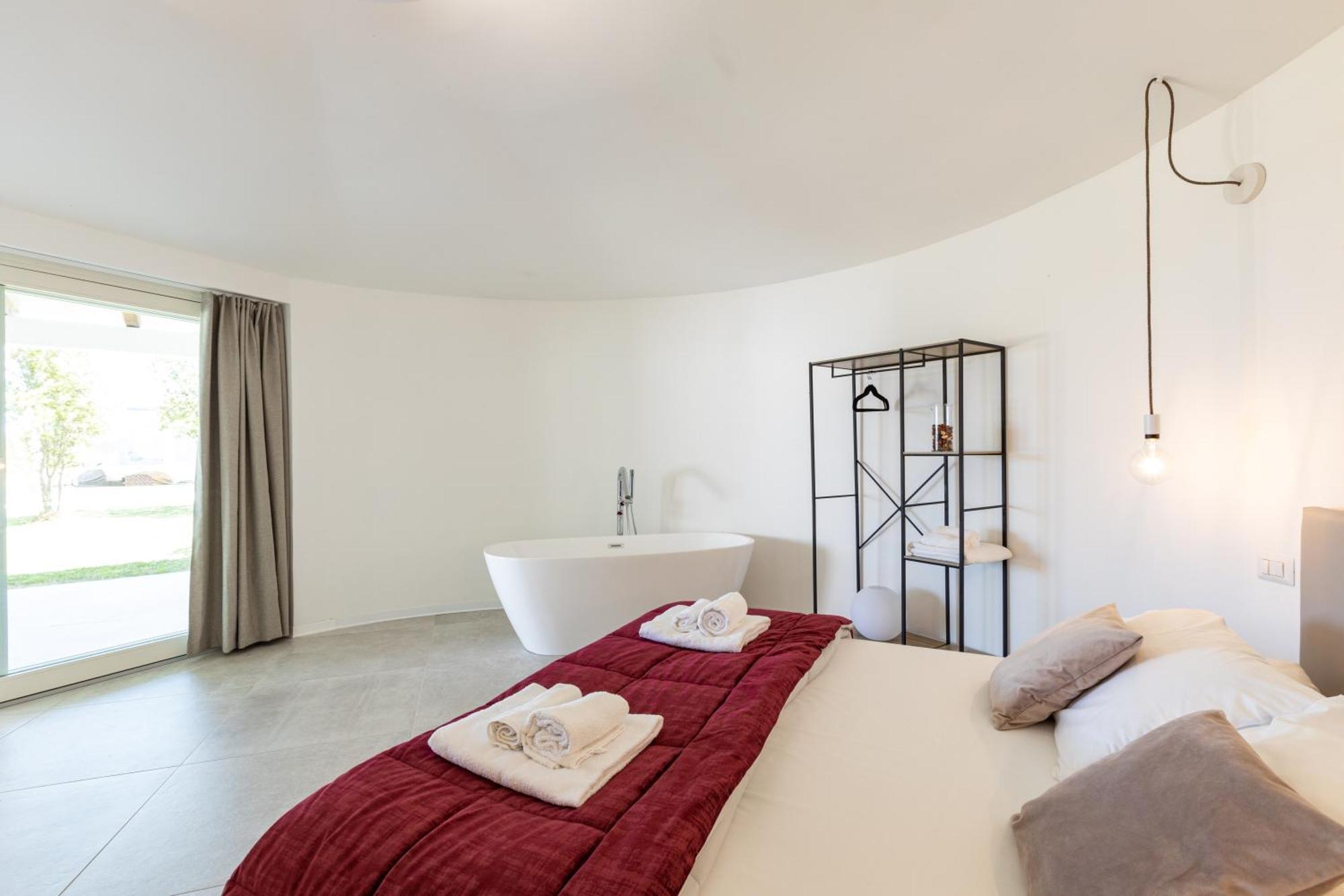 Deluxe Suite Spa Bath